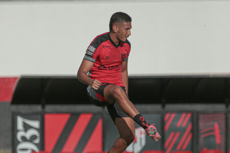 Zagueiro Renato em treino pelo Atlético Goianiense