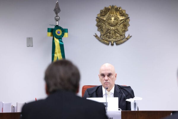 Bolsonaro de frente para Alexandre de Moraes (Foto: STF)